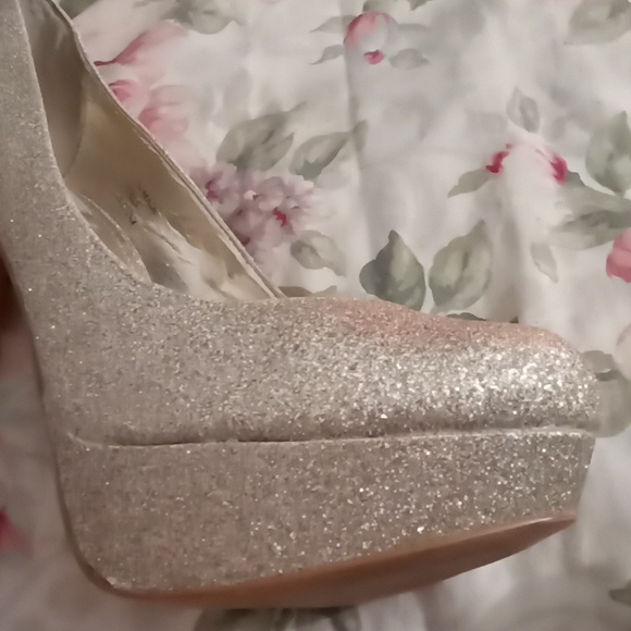 STEVE MADDEN  GOLD SEQUINS SPIKED HIGH HEELS 9.5 - Picture 6 of 6